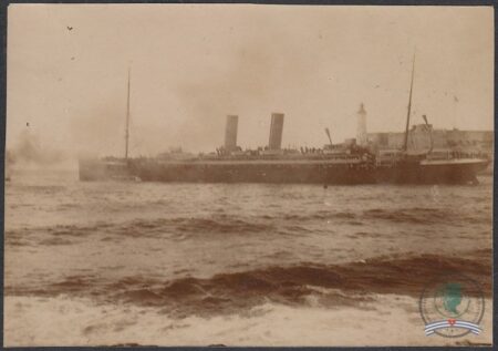 Postales de la bahía de La Habana. 1910?. Barco entrando en la habia